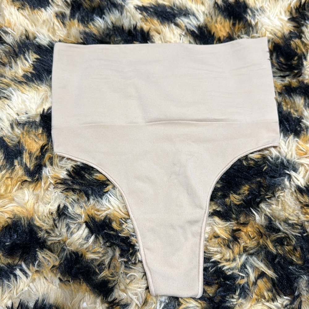 SKIMS Seamless Shapewear thong Strong targeted compression SAND - L/XL NEW
